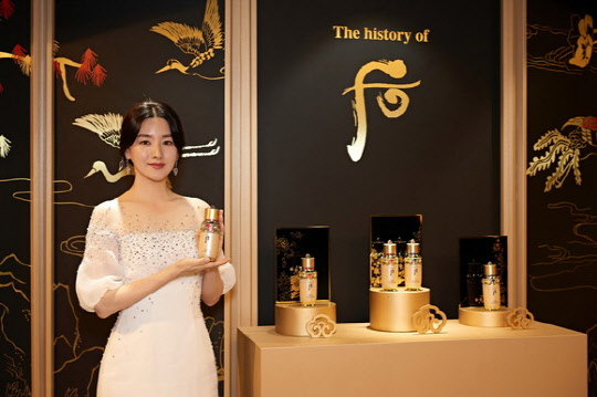 '2019 후 궁중연향 in 상하이'에 참석한 브랜드 모델 이영애가 후를 소개하고 있다. <LG생활건강 제공>